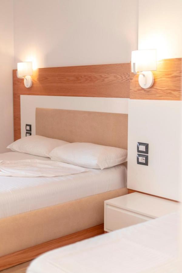 Ventus Hotel Ksamil Esterno foto